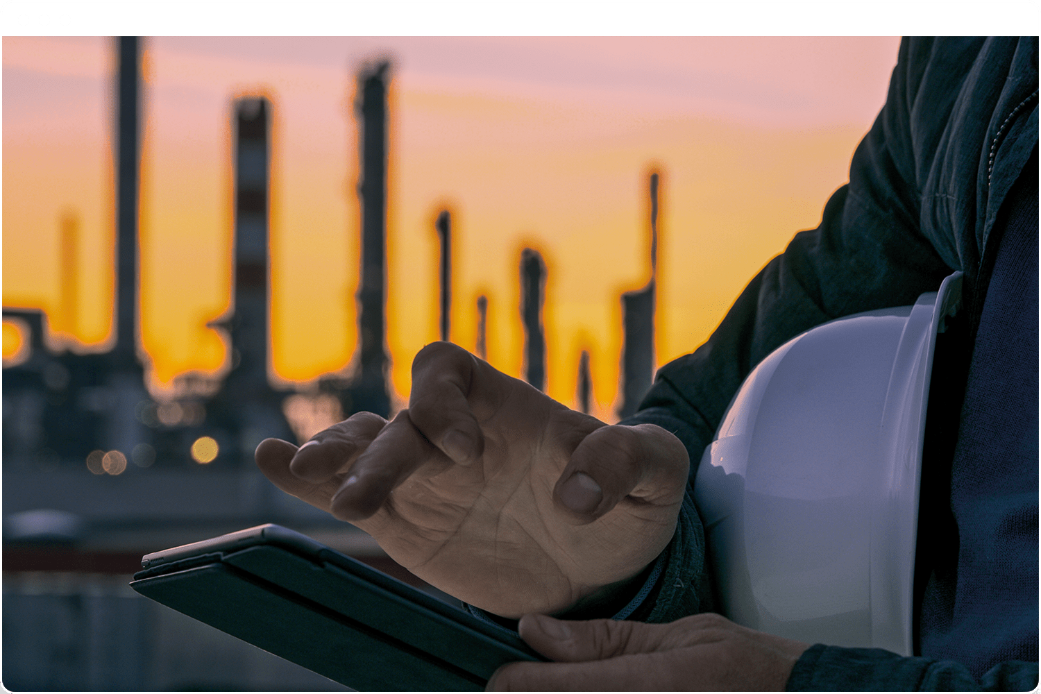 Hand tapping device in front of an oil and gas industry